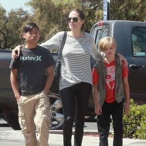 Exclusif - PAngelina Jolie fait du shopping au magasin Toy'R'Us avec ses enfants Shiloh et Pax à Glendale, le 10 juillet 2015.