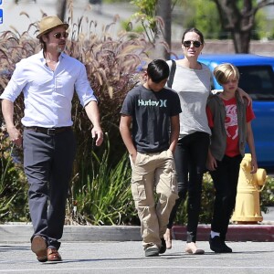 Exclusif - Brad Pitt et Angelina Jolie font du shopping au magasin Toy'R'Us avec leurs enfants Shiloh et Pax à Glendale, le 10 juillet 2015.