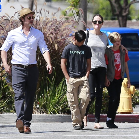 Exclusif - Brad Pitt et Angelina Jolie font du shopping au magasin Toy'R'Us avec leurs enfants Shiloh et Pax à Glendale, le 10 juillet 2015.