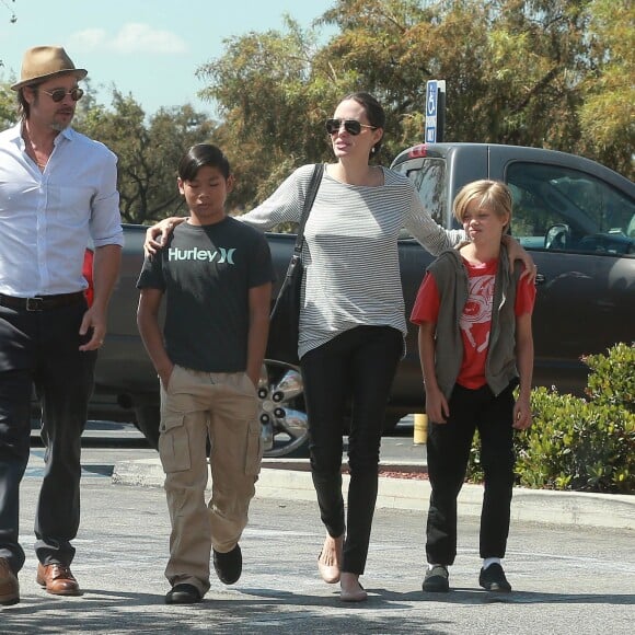 Exclusif - Brad Pitt et Angelina Jolie font du shopping au magasin Toy'R'Us avec leurs enfants Shiloh et Pax à Glendale, le 10 juillet 2015.