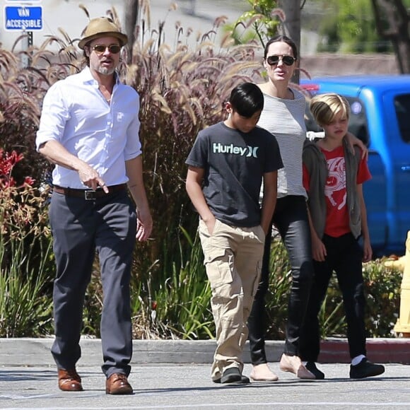 Exclusif - Brad Pitt et Angelina Jolie font du shopping au magasin Toy'R'Us avec leurs enfants Shiloh et Pax à Glendale, le 10 juillet 2015.