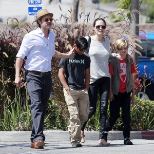 Exclusif - Brad Pitt et Angelina Jolie font du shopping au magasin Toy'R'Us avec leurs enfants Shiloh et Pax à Glendale, le 10 juillet 2015.