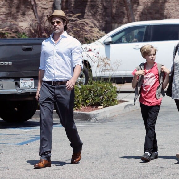 Exclusif - Brad Pitt et Angelina Jolie font du shopping au magasin Toy'R'Us avec leurs enfants Shiloh et Pax à Glendale, le 10 juillet 2015.