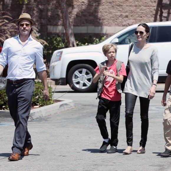 Exclusif - Brad Pitt et Angelina Jolie font du shopping au magasin Toy'R'Us avec leurs enfants Shiloh et Pax à Glendale, le 10 juillet 2015.