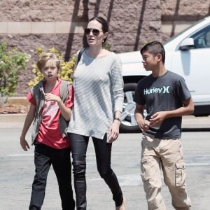 Exclusif - Prix spécial - No web - No blog - Brad Pitt et Angelina Jolie font du shopping avec leurs enfants Shiloh et Pax à Glendale. Le 10 juillet 2015  For germany call for price - Please hide children face prior publication - Strictly no web use Exclusive - Happy couple Brad Pitt and Angelina Jolie take their sons Shiloh and Pax shopping at a Toys R Us in Glendale, California on July 10, 2015.10/07/2015 - Glendale