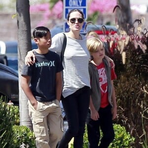 Exclusif - PAngelina Jolie fait du shopping au magasin Toy'R'Us avec ses enfants Shiloh et Pax à Glendale, le 10 juillet 2015.