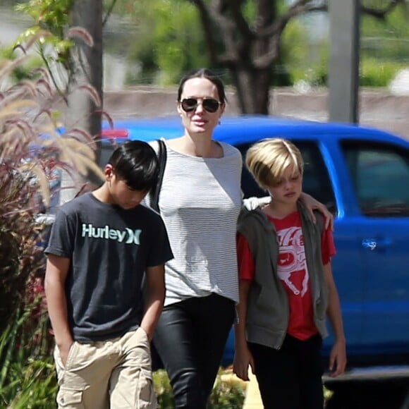 Exclusif - PAngelina Jolie fait du shopping au magasin Toy'R'Us avec ses enfants Shiloh et Pax à Glendale, le 10 juillet 2015.