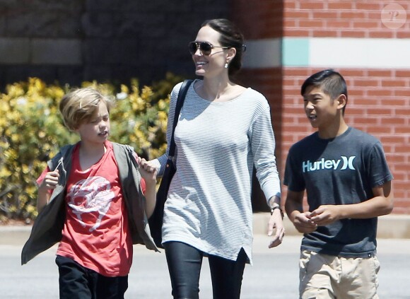 Exclusif - PAngelina Jolie fait du shopping au magasin Toy'R'Us avec ses enfants Shiloh et Pax à Glendale, le 10 juillet 2015.