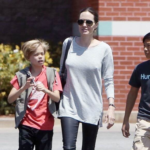 Exclusif - PAngelina Jolie fait du shopping au magasin Toy'R'Us avec ses enfants Shiloh et Pax à Glendale, le 10 juillet 2015.