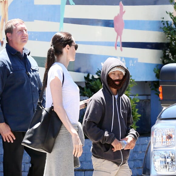 Exclusif - Brad Pitt, Angelina Jolie et leurs enfants sont allés fêter l'anniversaire des jumeaux au skate parc Ice Land à Van Nuys, le 12 juillet 2015.