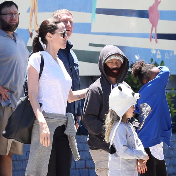 Exclusif - Brad Pitt, Angelina Jolie et leurs enfants sont allés fêter l'anniversaire des jumeaux au skate parc Ice Land à Van Nuys, le 12 juillet 2015.