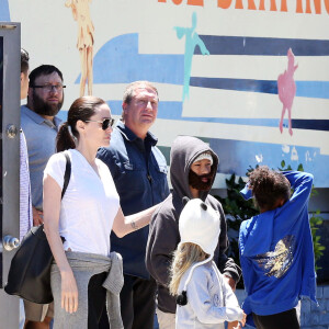 Exclusif - Brad Pitt, Angelina Jolie et leurs enfants sont allés fêter l'anniversaire des jumeaux au skate parc Ice Land à Van Nuys, le 12 juillet 2015.