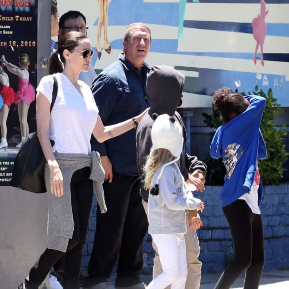 Exclusif - Brad Pitt, Angelina Jolie et leurs enfants sont allés fêter l'anniversaire des jumeaux au skate parc Ice Land à Van Nuys, le 12 juillet 2015.