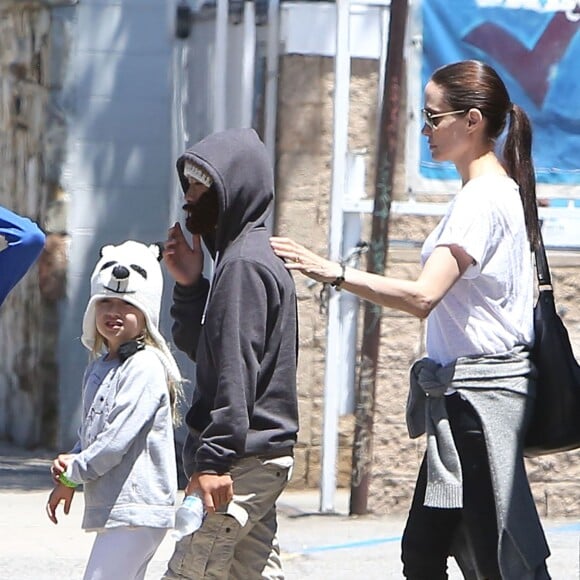 Exclusif - Brad Pitt, Angelina Jolie et leurs enfants sont allés fêter l'anniversaire des jumeaux au skate parc Ice Land à Van Nuys, le 12 juillet 2015.