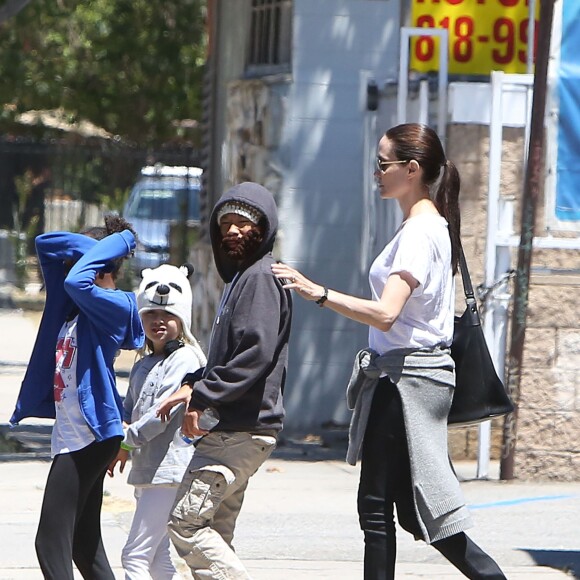 Exclusif - Brad Pitt, Angelina Jolie et leurs enfants sont allés fêter l'anniversaire des jumeaux au skate parc Ice Land à Van Nuys, le 12 juillet 2015.