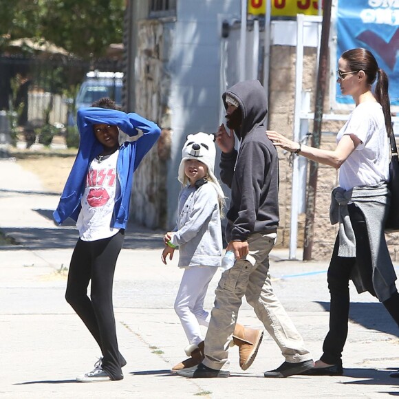 Exclusif - Brad Pitt, Angelina Jolie et leurs enfants sont allés fêter l'anniversaire des jumeaux au skate parc Ice Land à Van Nuys, le 12 juillet 2015.