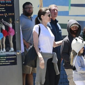 Exclusif - Brad Pitt, Angelina Jolie et leurs enfants sont allés fêter l'anniversaire des jumeaux au skate parc Ice Land à Van Nuys, le 12 juillet 2015.