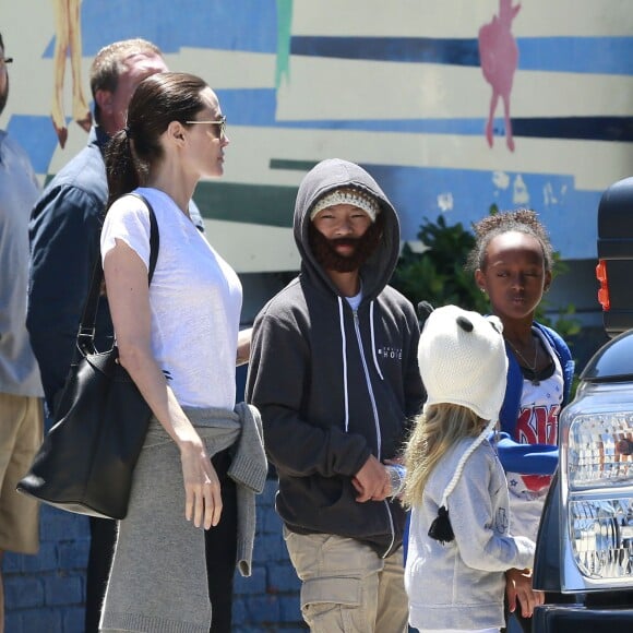 Exclusif - Brad Pitt, Angelina Jolie et leurs enfants sont allés fêter l'anniversaire des jumeaux au skate parc Ice Land à Van Nuys, le 12 juillet 2015.