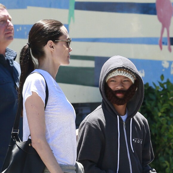 Exclusif - Brad Pitt, Angelina Jolie et leurs enfants sont allés fêter l'anniversaire des jumeaux au skate parc Ice Land à Van Nuys, le 12 juillet 2015.