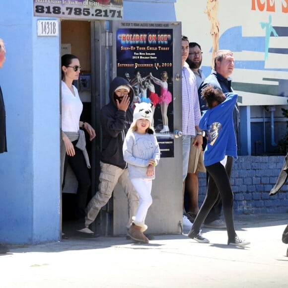 Exclusif - Brad Pitt, Angelina Jolie et leurs enfants sont allés fêter l'anniversaire des jumeaux au skate parc Ice Land à Van Nuys, le 12 juillet 2015.