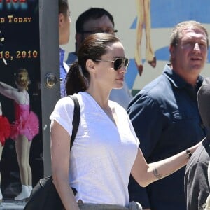 Exclusif - Brad Pitt, Angelina Jolie et leurs enfants sont allés fêter l'anniversaire des jumeaux au skate parc Ice Land à Van Nuys, le 12 juillet 2015.