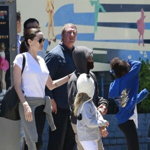 Exclusif - Brad Pitt, Angelina Jolie et leurs enfants sont allés fêter l'anniversaire des jumeaux au skate parc Ice Land à Van Nuys, le 12 juillet 2015.