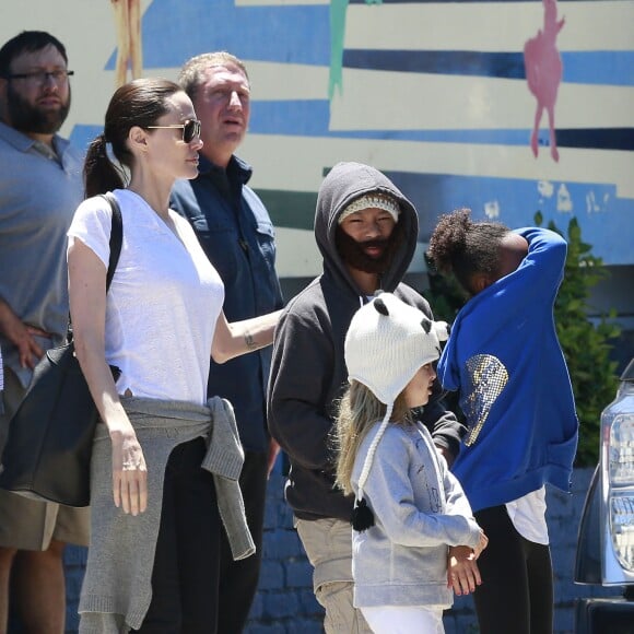 Exclusif - Brad Pitt, Angelina Jolie et leurs enfants sont allés fêter l'anniversaire des jumeaux au skate parc Ice Land à Van Nuys, le 12 juillet 2015.