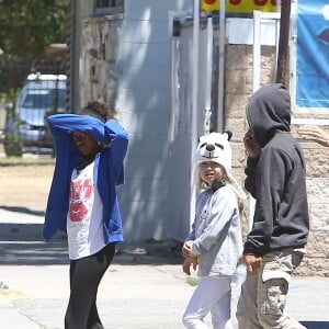 Exclusif - Brad Pitt, Angelina Jolie et leurs enfants sont allés fêter l'anniversaire des jumeaux au skate parc Ice Land à Van Nuys, le 12 juillet 2015.