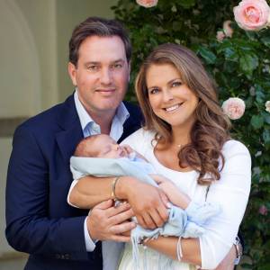La princesse Madeleine de Suède et son mari Christopher O'Neill avec leur fils le prince Nicolas, né le 15 juin 2015. Photo prise par Brigitte Renfeldt en juillet à la Villa Solliden.