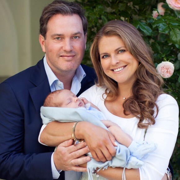 La princesse Madeleine de Suède et son mari Christopher O'Neill avec leur fils le prince Nicolas, né le 15 juin 2015. Photo prise par Brigitte Renfeldt en juillet à la Villa Solliden.