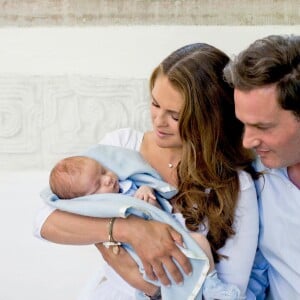 La princesse Madeleine de Suède et son mari Christopher O'Neill posant le 21 juillet 2015 avec leur fils le prince Nicolas, né le 15 juin 2015. Photo prise par Brigitte Renfeldt à la Villa Solliden, à Borgholm.