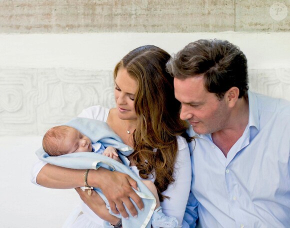 La princesse Madeleine de Suède et son mari Christopher O'Neill posant le 21 juillet 2015 avec leur fils le prince Nicolas, né le 15 juin 2015. Photo prise par Brigitte Renfeldt à la Villa Solliden, à Borgholm.