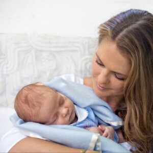 La princesse Madeleine de Suède posant le 21 juillet 2015 avec son fils le prince Nicolas, né le 15 juin 2015. Photo prise par Brigitte Renfeldt à la Villa Solliden, à Borgholm.