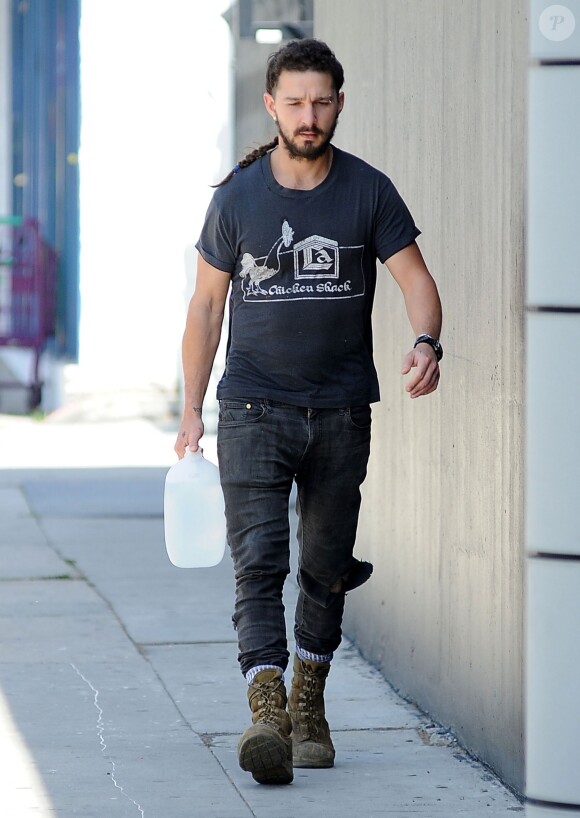 Shia LaBeouf se rend à son cours de gym avec un bidon d'eau à la main, à Hollywood, le 2 avril 2015. 