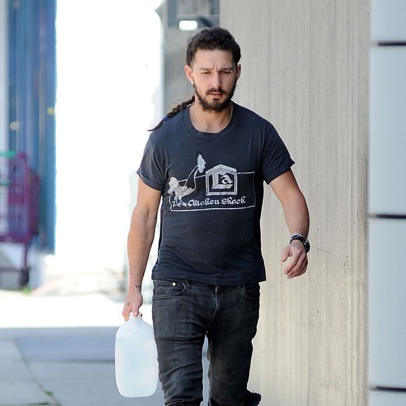 Shia LaBeouf se rend à son cours de gym avec un bidon d'eau à la main, à Hollywood, le 2 avril 2015. 