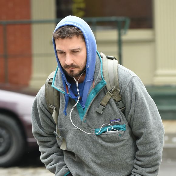 Shia LaBeouf achète une salade à New York, le 21 mars 2015. 