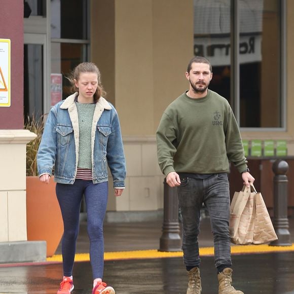 Shia LaBeouf et sa girlfriend Mia Goth à Sherman Oaks, Los Angeles, le 10 janvier 2015.