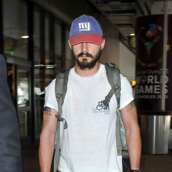 Shia LaBeouf arrive à l'aéroport à Los Angeles le 31 Janvier 2015.