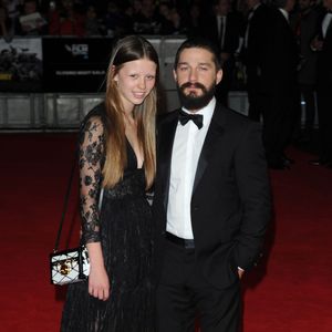 Shia LaBeouf et sa petite-amie Mia Goth - Arrivée des people à la première du film "Fury" lors de la cérémonie de clôture du 58e BFI London Film Festival à Londres, le 19 octobre 2014. 