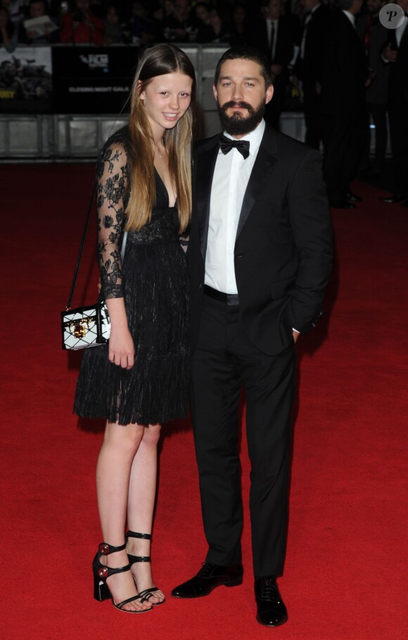 Shia LaBeouf et sa petite-amie Mia Goth - Arrivée des people à la première du film "Fury" lors de la cérémonie de clôture du 58e BFI London Film Festival à Londres, le 19 octobre 2014. 