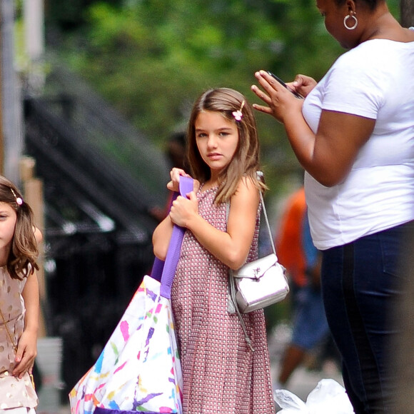 Suri Cruise, la fille de Tom Cruise et Katie Holmes, rentre à la maison après un rendez-vous avec ses amies à New York le 27 juillet 2015. Son père, Tom Cruise, était à New York aujourd'hui pour la promotion de Mission Impossible Rogue Nation.