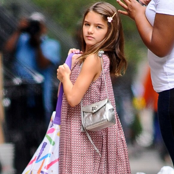 Suri Cruise, la fille de Tom Cruise et Katie Holmes, rentre à la maison après un rendez-vous avec ses amies à New York le 27 juillet 2015. Son père, Tom Cruise, était à New York aujourd'hui pour la promotion de Mission Impossible Rogue Nation.