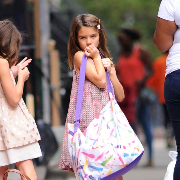 Suri Cruise, la fille de Tom Cruise et Katie Holmes, rentre à la maison après un rendez-vous avec ses amies à New York le 27 juillet 2015. Son père, Tom Cruise, était à New York aujourd'hui pour la promotion de Mission Impossible Rogue Nation.