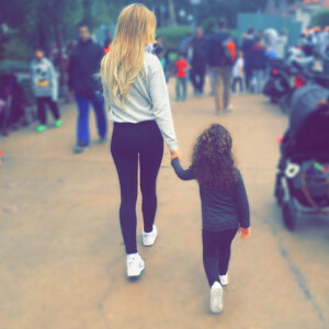 Emilie Nef Naf et sa fille à Disneyland Paris. Juillet 2015.