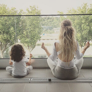 Emilie Nef Naf fait du yoga avec sa fille. Juillet 2015.
