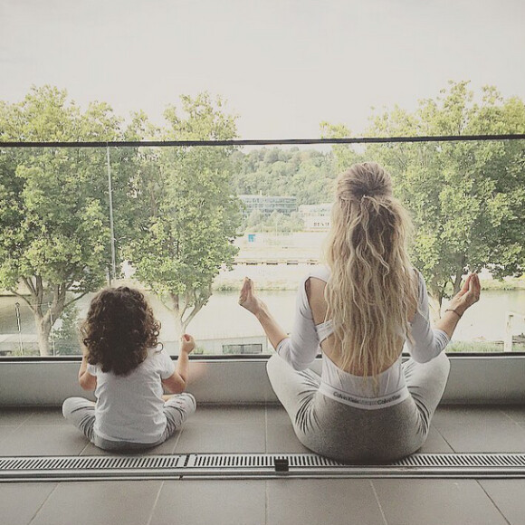 Emilie Nef Naf fait du yoga avec sa fille. Juillet 2015.