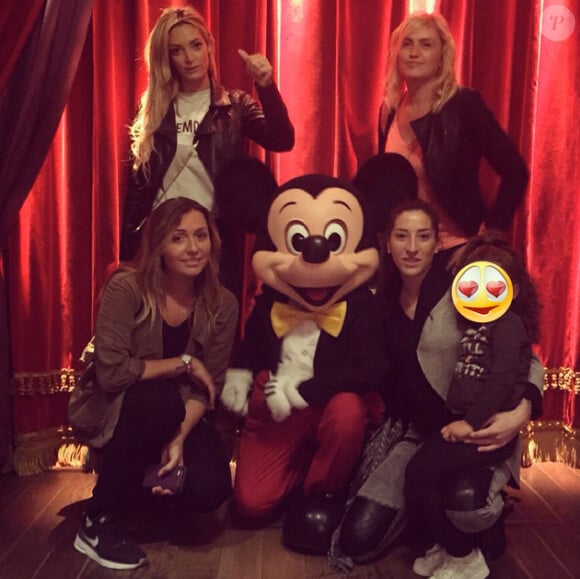 Emilie Nef Naf, des amis et sa fille à Disneyland Paris. Juillet 2015.