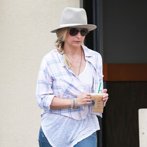 Sarah Michelle Gellar sort d'un café Starbucks à Los Angeles, le 23 juillet 2015