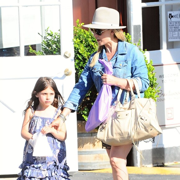 Exclusif - Sarah Michelle Gellar va déjeuner avec sa fille Charlotte à Brentwood, le 18 juin 2015.