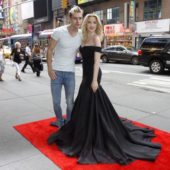 Le musée Madame Tussauds de New York dévoile au public le double de cire de l'actrice Scarlett Johansson à New York le 30 juillet 2015.